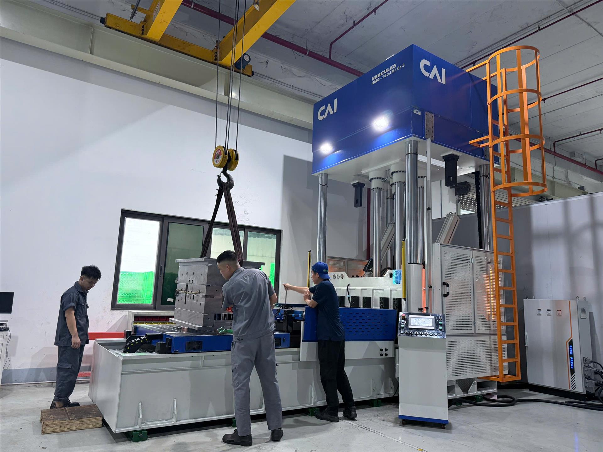 BÀN GIAO MÁY RÀ KHUÔN HMG-160JM_SXKH TỚI KHÁCH HÀNG