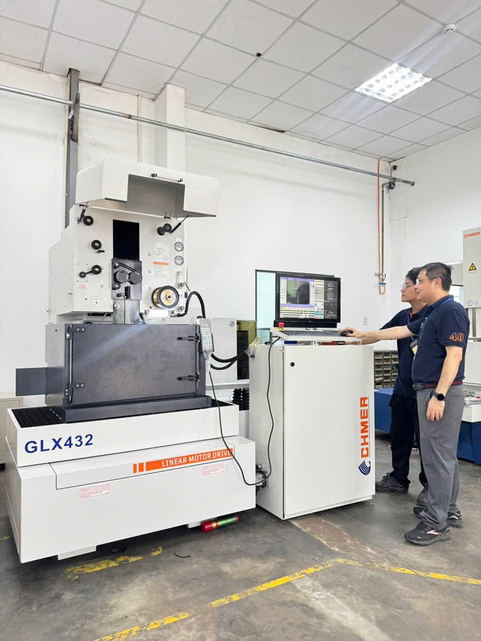 CHUYÊN GIA CHMER - HỖ TRỢ BÀN GIAO 3 MÁY CẮT DÂY DÒNG GLX